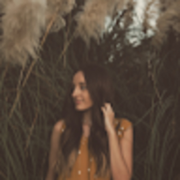 Meet your Posher, Caroline - Picture 1 of 1